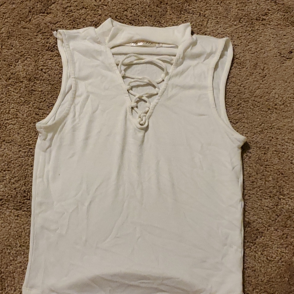 Tank with front tie